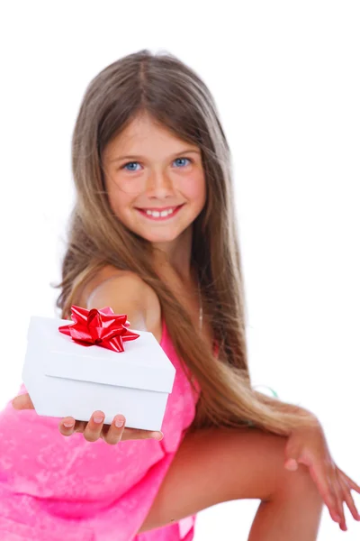 Retrato de menina bonita posando em estúdio com caixa branca — Fotografia de Stock