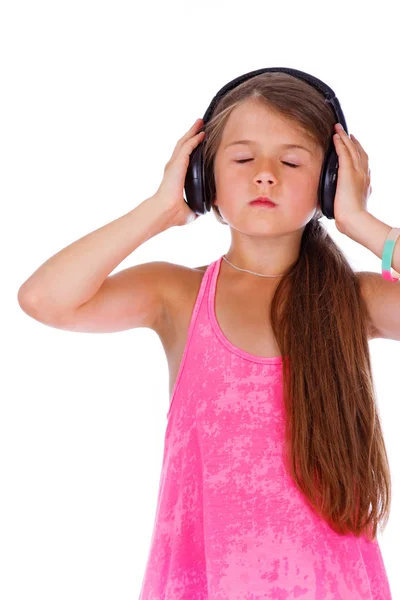 Retrato de menina ouvindo música em estúdio — Fotografia de Stock