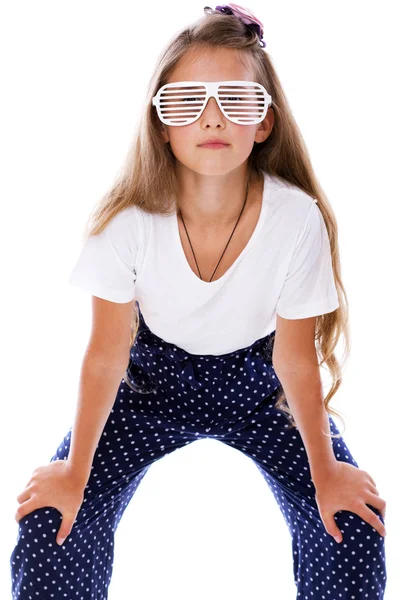 Πορτραίτο κοριτσιού όμορφ θέτουν σε λευκό φόντο με glasse — Φωτογραφία Αρχείου