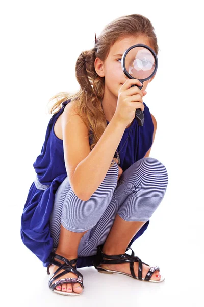 Retrato de chica beautifu posando sobre fondo blanco con lupa — Foto de Stock