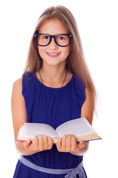 Portret van beautifu meisje die zich voordeed op witte achtergrond met boek — Stockfoto