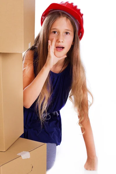 Retrato de chica beautifu posando sobre fondo blanco con caja — Foto de Stock