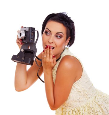 beyaz zemin üzerine poz güzel bir kadın portresi geldi