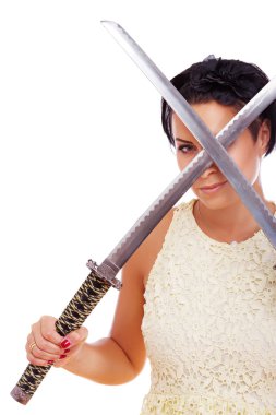 sabe beyaz zemin üzerine poz güzel bir kadın portresi