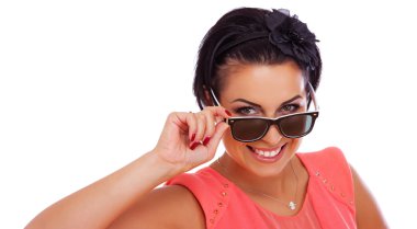 Beyaz arka planda glasse poz güzel bir kadın portresi