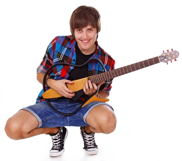 Portret van jonge rocker poseren in studio op witte achtergrond — Stockfoto