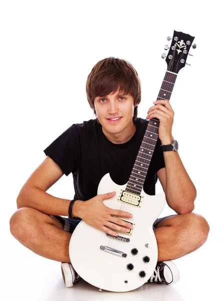 Portret van jonge rocker poseren in studio op witte achtergrond — Stockfoto
