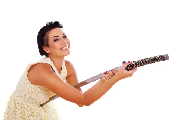 Retrato de mujer hermosa posando sobre fondo blanco con sabe —  Fotos de Stock