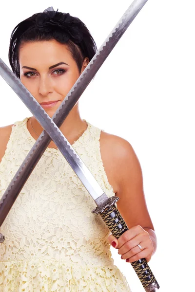 Retrato de mujer hermosa posando sobre fondo blanco con sabe — Foto de Stock