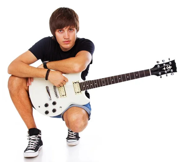 Portret van jonge rocker poseren in studio op witte achtergrond — Stockfoto