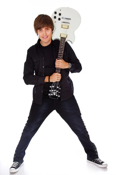 Retrato de un joven rockero posando en un estudio sobre fondo blanco — Foto de Stock