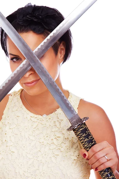 Portrait de belle femme posant sur fond blanc avec sabre — Photo