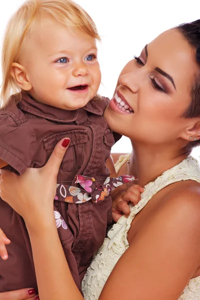 Retrato de mujer hermosa posando sobre fondo blanco con bebé — Foto de Stock