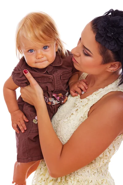 Retrato de mujer hermosa posando sobre fondo blanco con bebé — Foto de Stock