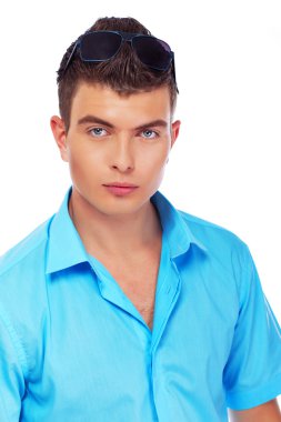 yakışıklı bir genç adam