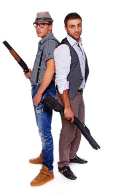 av tüfeği ile silahlı iki adam