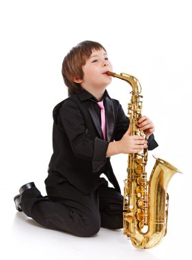 stüdyoda saksafon ile poz yakışıklı çocuk portresi