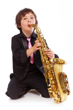 stüdyoda saksafon ile poz yakışıklı çocuk portresi