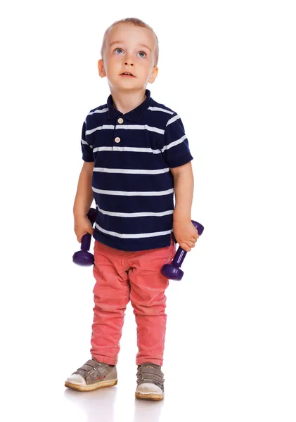 Retrato de niño guapo posando en estudio con pesas — Foto de Stock