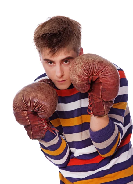 Retrato de jovem desprezível posando no fundo branco na caixa — Fotografia de Stock