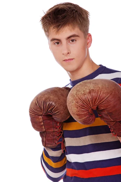 Ritratto di giovane uomo squallido in posa su sfondo bianco in boxin — Foto Stock