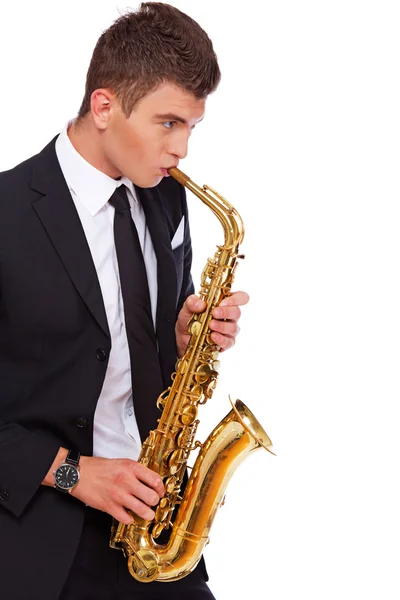 Молодой музыкант с саксофоном — стоковое фото