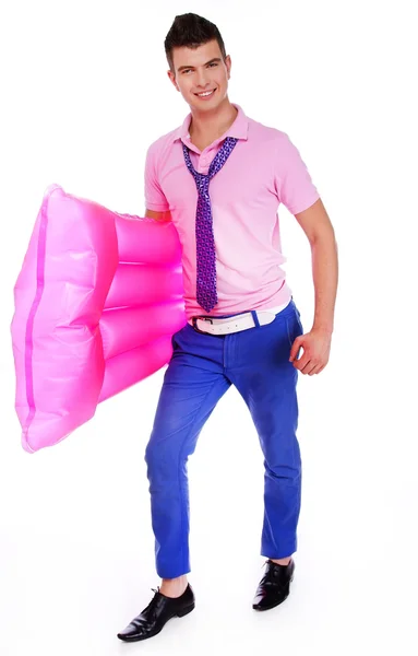 Un hombre con una piscina inflable —  Fotos de Stock