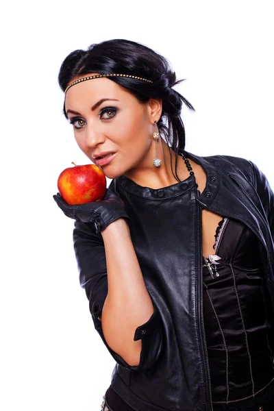 Retrato de una hermosa chica posando sobre fondo blanco con manzana — Foto de Stock