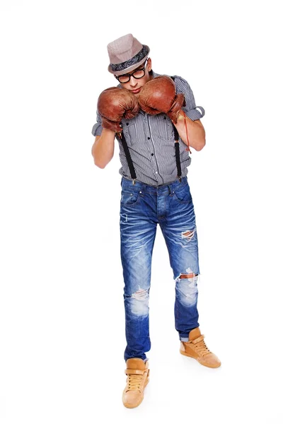 En ung boxare i en hatt — Stockfoto