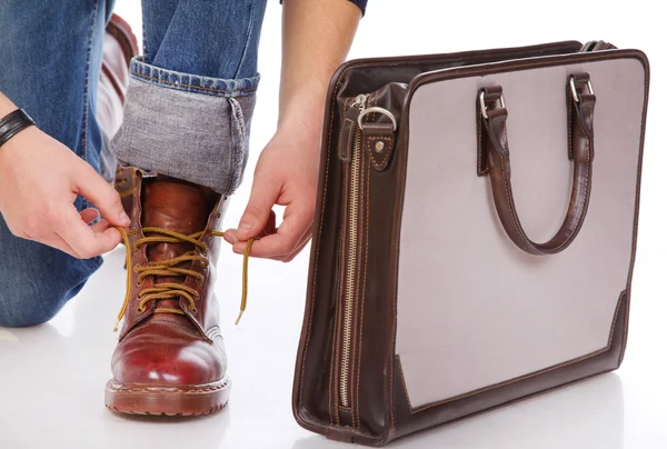 Portrait de jambes masculines posant en studio près du sac — Photo