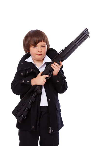 Retrato de garoto bonito posando em estúdio com arma — Fotografia de Stock