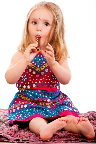 Retrato de menina bonita posando no fundo branco com fife — Fotografia de Stock