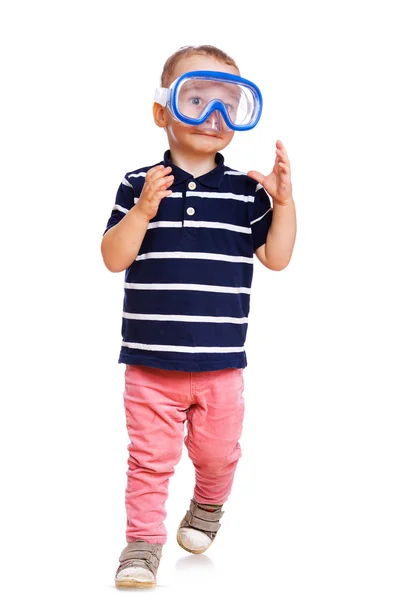 Retrato de niño guapo posando en estudio con máscara — Foto de Stock