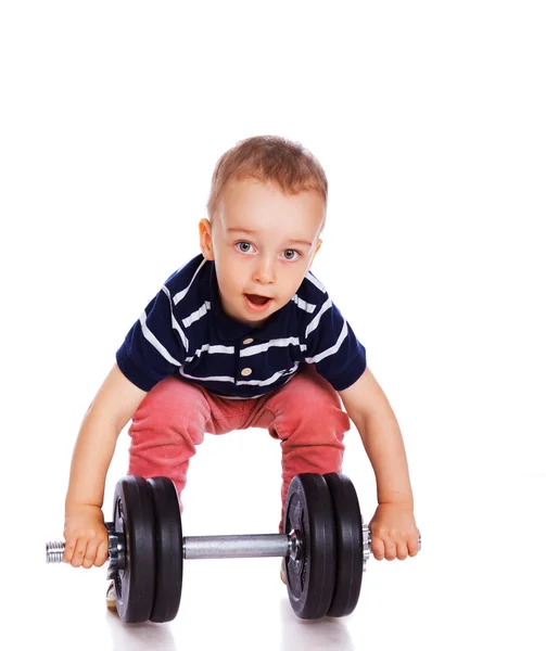 Retrato de niño guapo posando en estudio con pesas — Foto de Stock