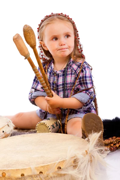 Retrato de menina bonita posando no fundo branco na pele — Fotografia de Stock