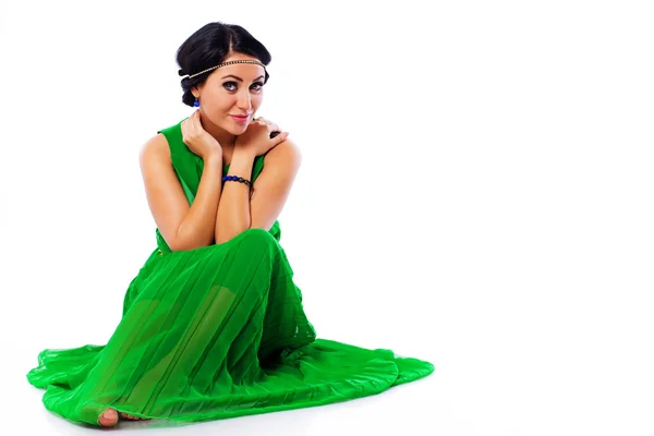 Portrét krásná dívka pózuje na bílém pozadí v zelených c — Stock fotografie