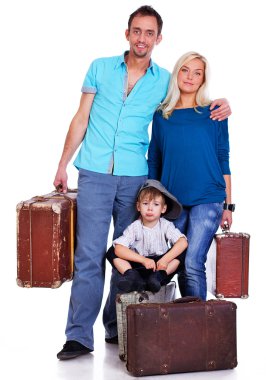 Studio beyaz zemin üzerine aile poz gülümseyen portresi