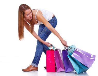 shopp beyaz zemin üzerine poz güzel kız portresi