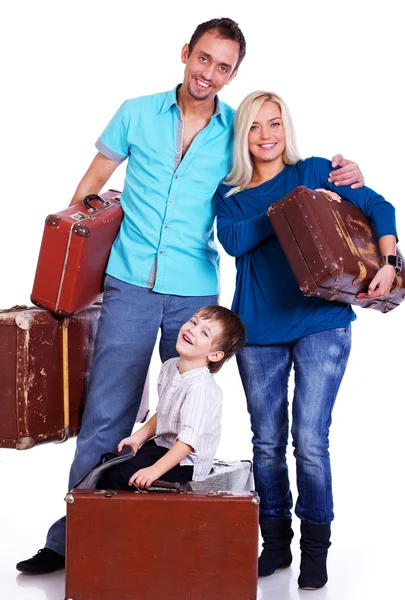 Porträt einer lächelnden Familie, die im Studio auf weißem Hintergrund posiert — Stockfoto