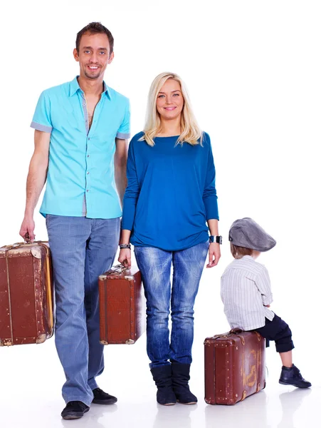 Porträt einer lächelnden Familie, die im Studio auf weißem Hintergrund posiert — Stockfoto