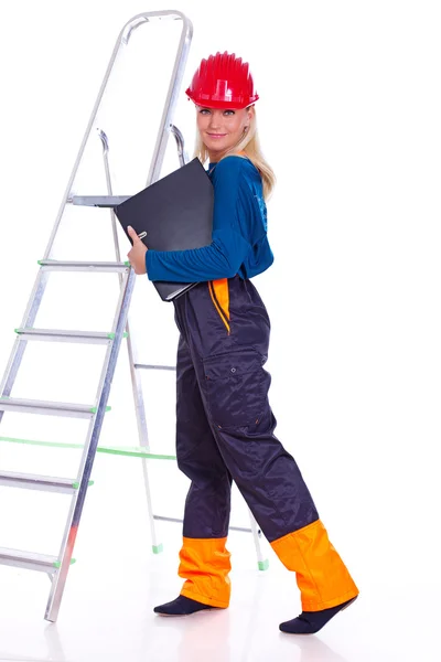 Retrato de menina bonita posando no fundo branco na escada — Fotografia de Stock