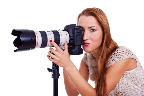 Retrato de hermosa chica posando sobre fondo blanco con camer — Foto de Stock