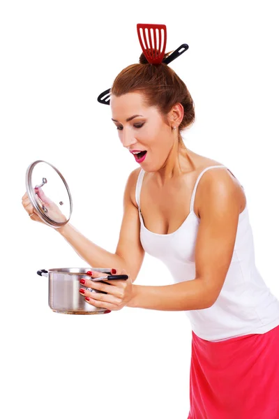 Retrato de una hermosa chica posando sobre fondo blanco en la cocina — Foto de Stock