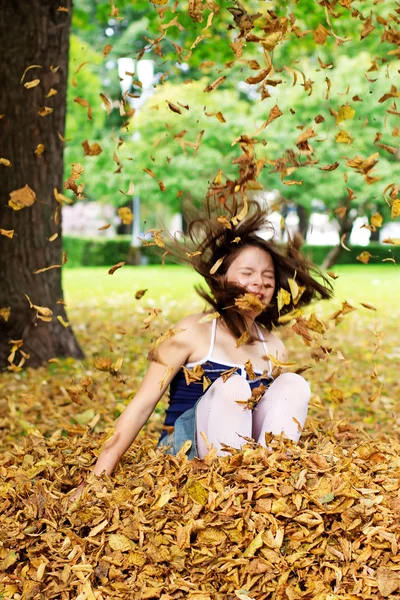 Ritratto di bella ragazza in posa fuori — Foto Stock