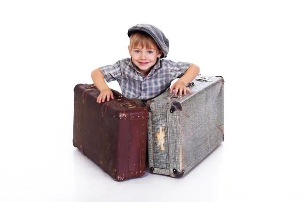 Портрет мальчика, позирующего на белом фоне с сумкой — стоковое фото