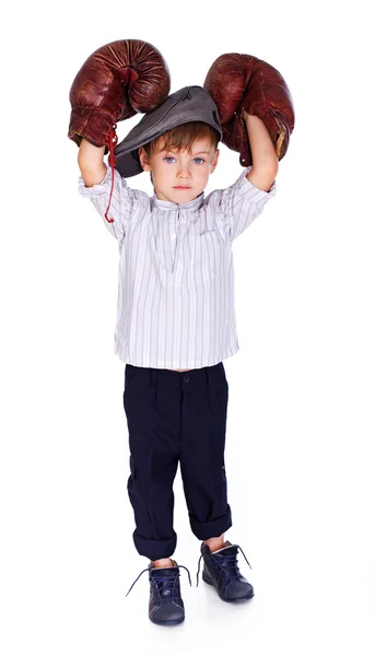 Retrato de menino posando no fundo branco com boxe gl — Fotografia de Stock