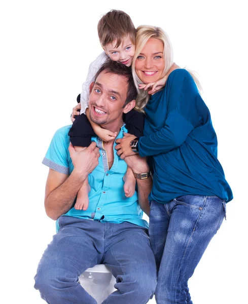 Retrato de familia sonriente posando en estudio sobre fondo blanco — Foto de Stock