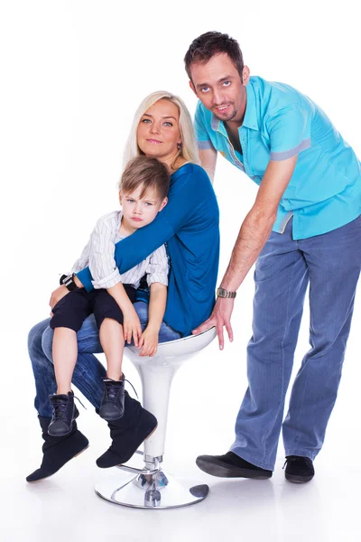 Retrato de familia sonriente posando en estudio sobre fondo blanco — Foto de Stock