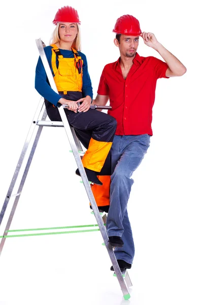 Retrato de pareja sonriente posando sobre fondo blanco en escalera —  Fotos de Stock