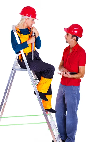 Retrato de pareja sonriente posando sobre fondo blanco en escalera —  Fotos de Stock